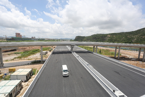 即将通车的金湾互通立交东西跨线桥。